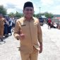 Kepala Dinas Kominfo Pulau Taliabu Husain Adam, Saat Menjemput Ketua Pengadilan Tinggi. (Rakyatmu)