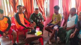 Korban Menggunakan Kaos Kuning Dievakuasi di Rumahnya