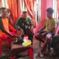 Korban Menggunakan Kaos Kuning Dievakuasi di Rumahnya
