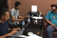 Pelaku Bandar Judi Togel Saat Dimintai Keterangan oleh Petugas di Kantor Dit Reskrimum Polda Malut. (Istimewah)