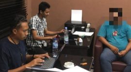 Pelaku Bandar Judi Togel Saat Dimintai Keterangan oleh Petugas di Kantor Dit Reskrimum Polda Malut. (Istimewah)