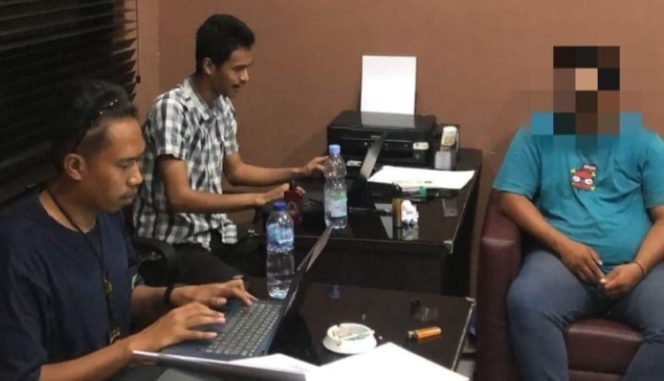 Pelaku Bandar Judi Togel Saat Dimintai Keterangan oleh Petugas di Kantor Dit Reskrimum Polda Malut. (Istimewah)