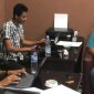 Pelaku Bandar Judi Togel Saat Dimintai Keterangan oleh Petugas di Kantor Dit Reskrimum Polda Malut. (Istimewah)