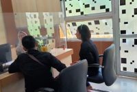 Kuasa Hukum Bersama Keterwakilan Karyawan Saat Mengadukan Direktur PT Kelola Mina Samudra di Disnaker Kota Ternate. (Rakyatmu)