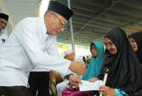 Walikota Ternate M. Tauhid Soleman Serahkan Bantuan dari Pemerintah Kota. (Ongky)