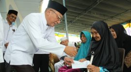 Walikota Ternate M. Tauhid Soleman Serahkan Bantuan dari Pemerintah Kota. (Ongky)