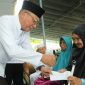 Walikota Ternate M. Tauhid Soleman Serahkan Bantuan dari Pemerintah Kota. (Ongky)
