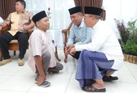 Wali Kota Ternate M. Tauhid Soleman Ngobrol dengan Salah Satu Warga Ternate. (Ongky For Rakyatmu)
