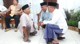 Wali Kota Ternate M. Tauhid Soleman Ngobrol dengan Salah Satu Warga Ternate. (Ongky For Rakyatmu)