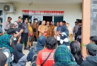 Komite Perjuangan Buruh PT. KMS Hearing dengan Disnaker Kota Ternate. (Rakyatmu)