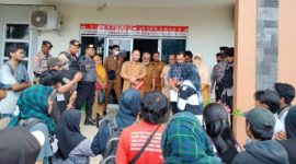 Komite Perjuangan Buruh PT. KMS Hearing dengan Disnaker Kota Ternate. (Rakyatmu)