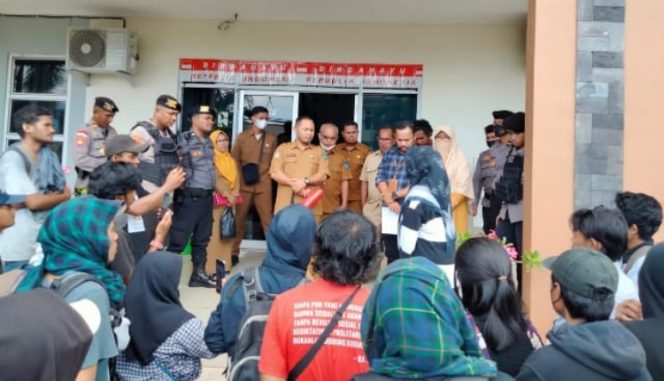 Komite Perjuangan Buruh PT. KMS Hearing dengan Disnaker Kota Ternate. (Rakyatmu)