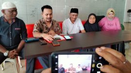 Keluarga Ahli Waris Saat Melakukan Konferensi Pers di Hotel Corner Didampingi Kuasa Hukum Syafrin S. Aman (Rakyatmu)