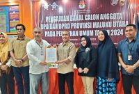 Sugeng Cahyono Didampingi LO-nya menyerahkan Administrasi Pencalonan di KPU Provinsi Maluku Utara (Rakyatmu)