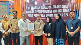 Sugeng Cahyono Didampingi LO-nya menyerahkan Administrasi Pencalonan di KPU Provinsi Maluku Utara (Rakyatmu)