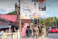 Satpol-PP bersama Linmas Melakukan Penertiban Baliho (Rakyatmu)