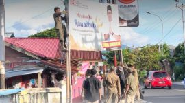Satpol-PP bersama Linmas Melakukan Penertiban Baliho (Rakyatmu)