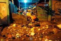 Sampah menumpuk dan Berhamburan di TPS RSUD Chasan Boesoirie Ternate pada Minggu 14 Mei 2023 (Rakyatmu)