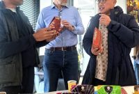 Wali Kota Ternate Saat Memamerkan Produk UMKM ke Investor Belanda. (Rakyatmu)