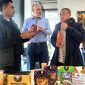 Wali Kota Ternate Saat Memamerkan Produk UMKM ke Investor Belanda. (Rakyatmu)
