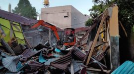Rumah Warga Kalumpang Kota Ternate yang Dibongkar oleh Pengadilan Negeri Ternate dengan Menggunakan Satu Unit Eksavator (Rakyatmu)