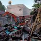 Rumah Warga Kalumpang Kota Ternate yang Dibongkar oleh Pengadilan Negeri Ternate dengan Menggunakan Satu Unit Eksavator (Rakyatmu)