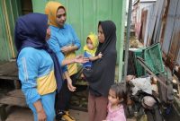 Ketua TP-PKK Hj. Zahra Yolanda Mus dan Kepala Dinas Kesehatan Kabupaten Pulau Taliabu bersama Warga