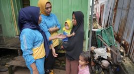 Ketua TP-PKK Hj. Zahra Yolanda Mus dan Kepala Dinas Kesehatan Kabupaten Pulau Taliabu bersama Warga