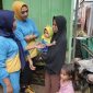 Ketua TP-PKK Hj. Zahra Yolanda Mus dan Kepala Dinas Kesehatan Kabupaten Pulau Taliabu bersama Warga