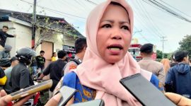 Anggota DPRD Kota Ternate Nurlela Syarif Saat Diwawancarai Sejumlah Media di Lokasi Blokade Jalan yang Dilakukan Warga Maliaro  dan Mahasiswa (Rakyatmu)