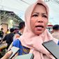 Anggota DPRD Kota Ternate Nurlela Syarif Saat Diwawancarai Sejumlah Media di Lokasi Blokade Jalan yang Dilakukan Warga Maliaro  dan Mahasiswa (Rakyatmu)