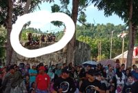 Terlihat Anak-anak Menonton Lomba Diatas Benteng (Rakyatmu)