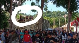 Terlihat Anak-anak Menonton Lomba Diatas Benteng (Rakyatmu)