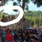Terlihat Anak-anak Menonton Lomba Diatas Benteng (Rakyatmu)
