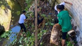 Mahasiswa KKSD UMMU Ternate Melakukan Bakti Sosial Membersihkan Sampah Sepanjang Kalibobo, Kelurahan Ngade (Saiful for Rakyatmu)