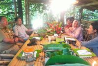 Pepemerintah Kota Ternate bersama Ketua Prodi Desai Produk ITB dan ICCN Berdiskusi di lokasi destinasi wisata Cengkeh Afo (Istimewa/Rakyatnu)