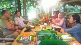 Pepemerintah Kota Ternate bersama Ketua Prodi Desai Produk ITB dan ICCN Berdiskusi di lokasi destinasi wisata Cengkeh Afo (Istimewa/Rakyatnu)