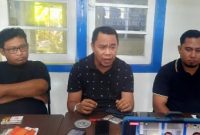 Eks DPW PAN Maluku Utara Iskandar Idrus Didampingi Kuasa HukumnyaMelalukan Konferensi Pers (Rakyatmu)