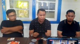 Eks DPW PAN Maluku Utara Iskandar Idrus Didampingi Kuasa HukumnyaMelalukan Konferensi Pers (Rakyatmu)