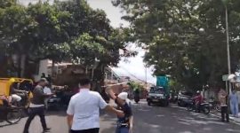 Seorang Wanita (Kaus Hitam) Mengejar Ahli Waris dengan Parang di Kelurahan Kalumata. (Rakyatmu)
