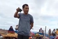 Kepala Dinas Perindag Kota Ternate, Muchlis S Djumadil Saat Memarahi Pedagang (Rakyatmu)
