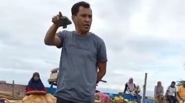 Kepala Dinas Perindag Kota Ternate, Muchlis S Djumadil Saat Memarahi Pedagang (Rakyatmu)