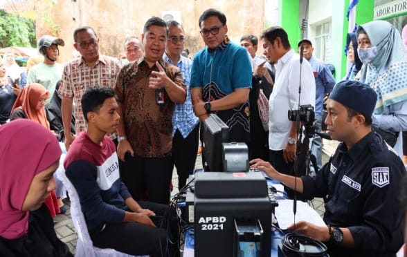 Wali Kota Ternate  Bersama Dirjen Dukcapil Melakukan Pantau Pelayanan Dukcapil Ternate di Taman Nukila. (Istimewa/Rakyatmu) 