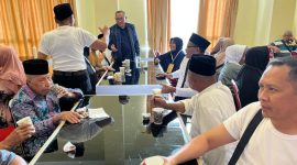 Wali Kota Ternate M. Tauhid Soleman saat Menyambangi Jamaah Calon Haji di Makssar (Humas For Rakyatmu)