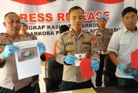 Wakapolres Pulau Taliabu Kompol Aziz Ibrahim Muamar (Tengah) didampingi Kasat Narkoba Iptu Achmad M dan Kasi Humas Ipda Munir S (Rakyatmu)
