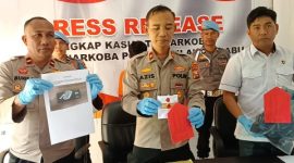 Wakapolres Pulau Taliabu Kompol Aziz Ibrahim Muamar (Tengah) didampingi Kasat Narkoba Iptu Achmad M dan Kasi Humas Ipda Munir S (Rakyatmu)