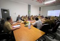 Kepala Bappelitbangda Kota Ternate Rizal Marsaoly bersama OPD Teknis Bahas Finalisasi Dokumen RKPD 2024. (Rakyatmu)