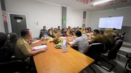 Kepala Bappelitbangda Kota Ternate Rizal Marsaoly bersama OPD Teknis Bahas Finalisasi Dokumen RKPD 2024. (Rakyatmu)