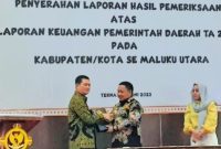 Bupati Pulau Taliabu, Aliong Mus Terima LHP-LKPD Tahun 2022. (Rakyatmu)