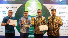 Stevi Thomas, Direktur External Relations PT TBP berfoto bersama usai menerima plakat penghargaan TOP CSR AWARDS 2023. (Humas for Rakyatmu)
